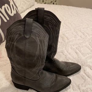 Grey cow girl boats size 8